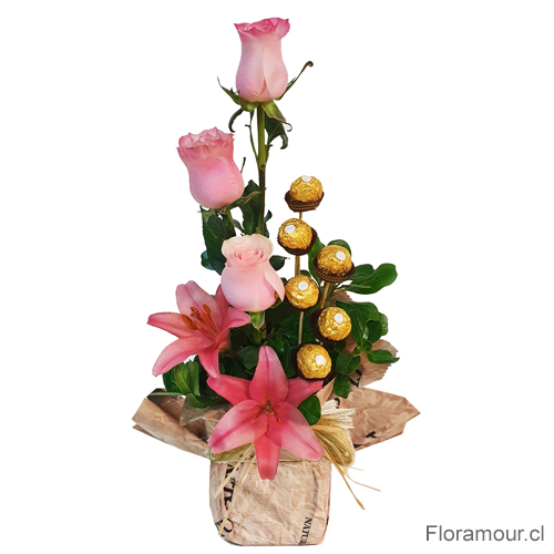 Arreglo vertical de rosas liliums y 6 bombones chocolates Ferrero Rocher. Selecciona el color de las rosas. Disponible sólo para envíos dentro de Santiago y comunas de la Región Metropolitana.